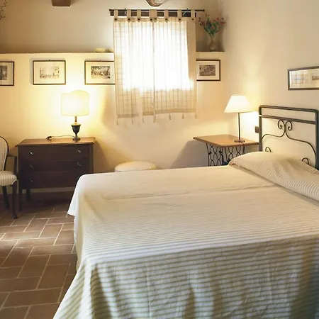 Sleeps 4 With Pool شقة